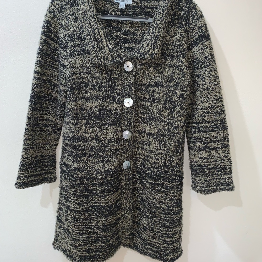 Windiriver women’s Sz Lg black&tan sweater chunky knit with large pearl buttons